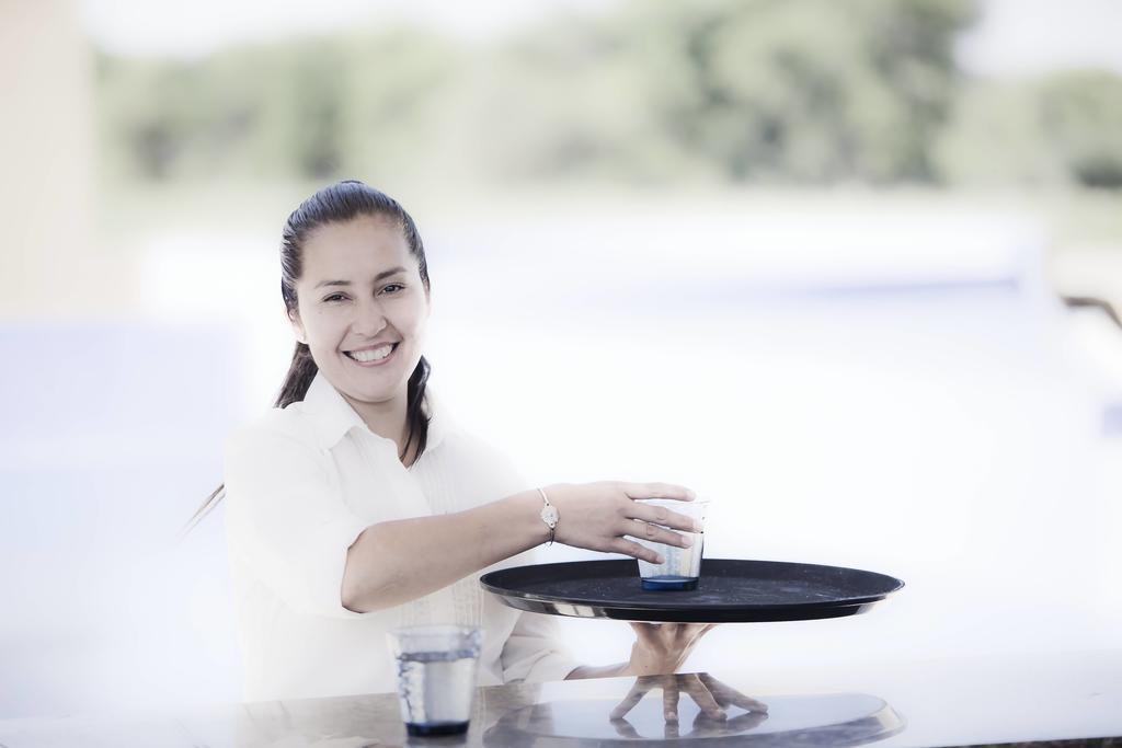 Grace Cafayate Hotel Ngoại thất bức ảnh A waitress at work
